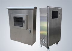 不锈钢机箱机柜门和箱体采用全封闭结构，配以密封橡胶条和防水槽，具有防雨、风、沙、尘的四防功能；